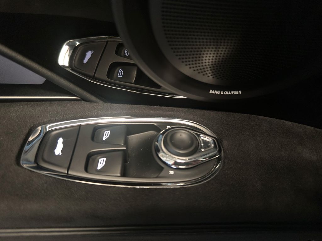 Aston Martin DBS 2022