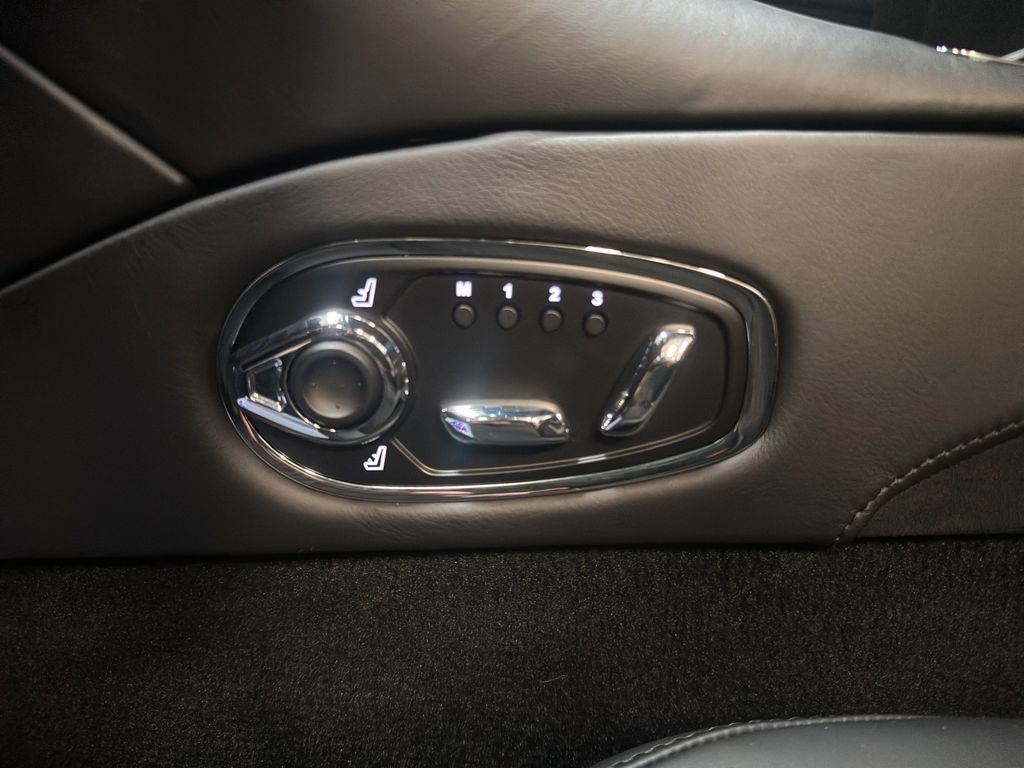 Aston Martin DBS 2022