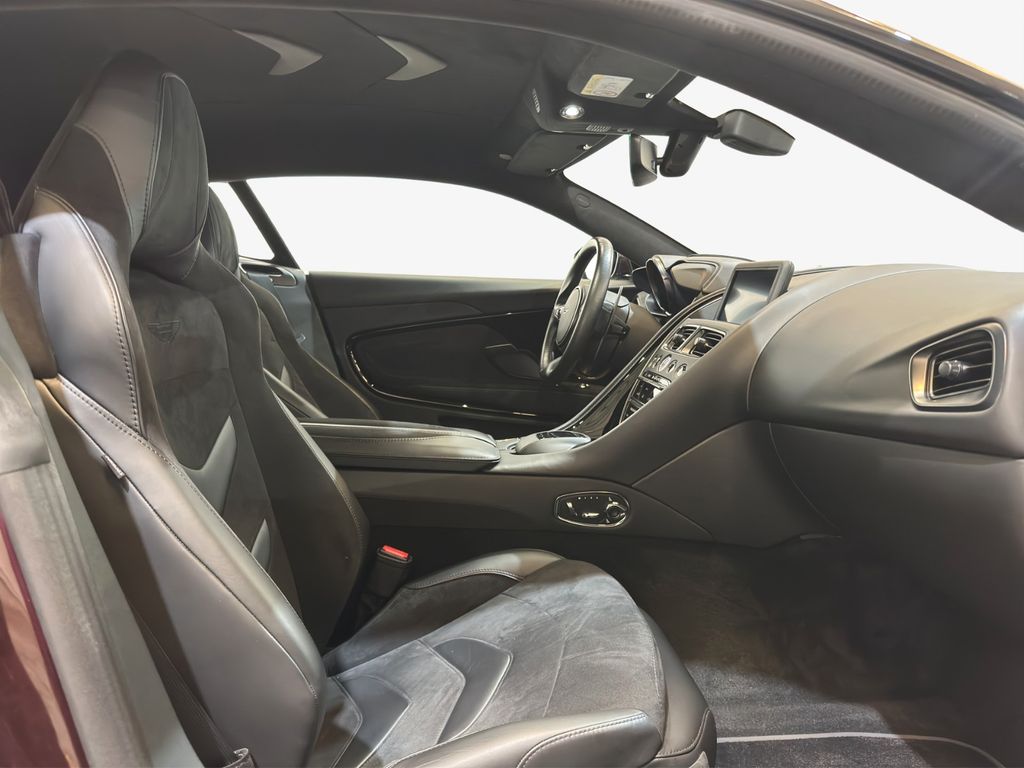 Aston Martin DBS 2022