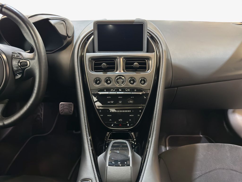 Aston Martin DBS 2022