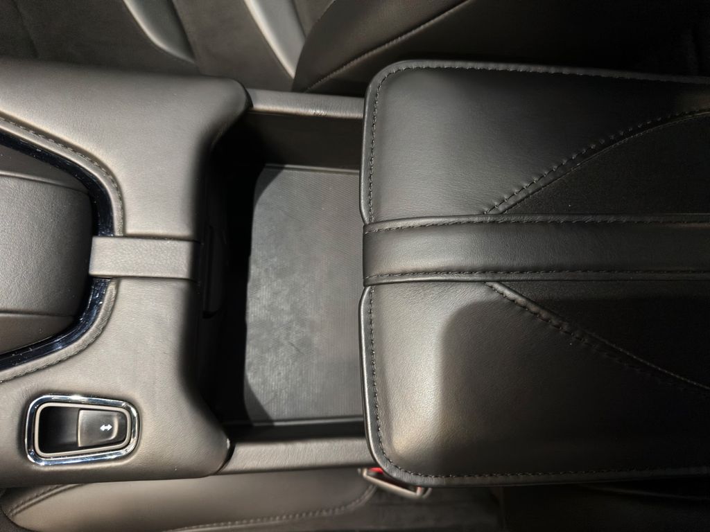 Aston Martin DBS 2022