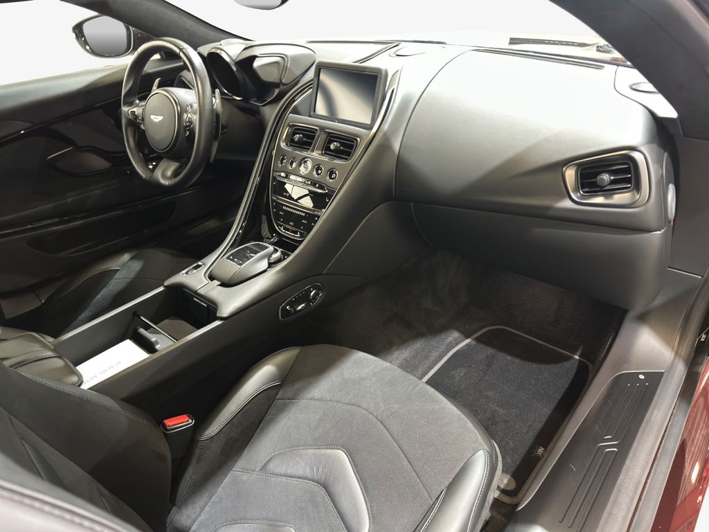 Aston Martin DBS 2022