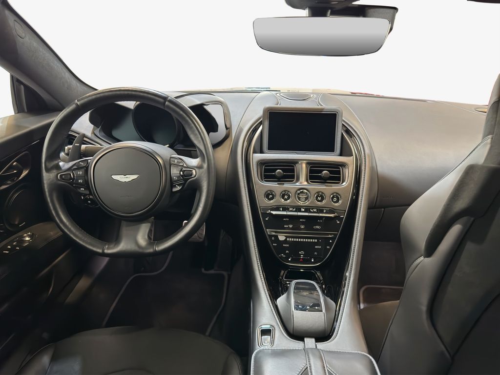 Aston Martin DBS 2022