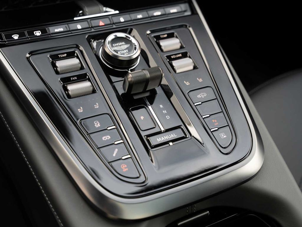 Aston Martin DBX 2025