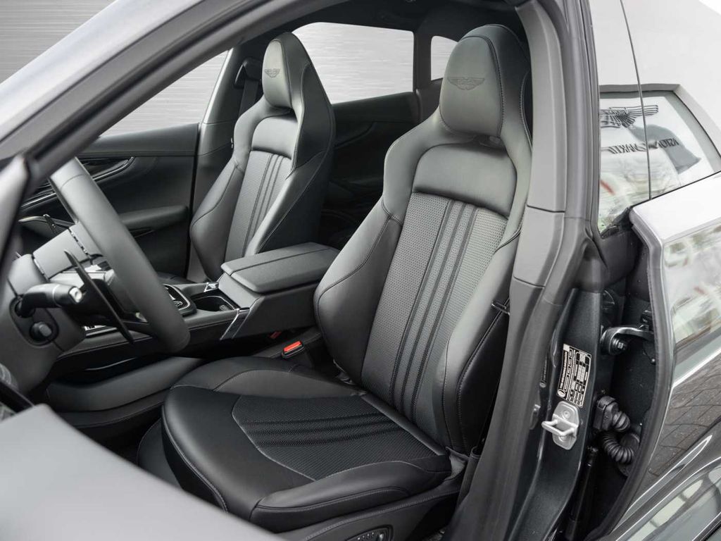 Aston Martin DBX 2025