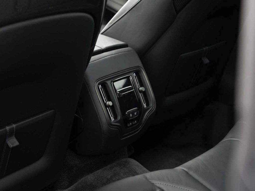 Aston Martin DBX 2025