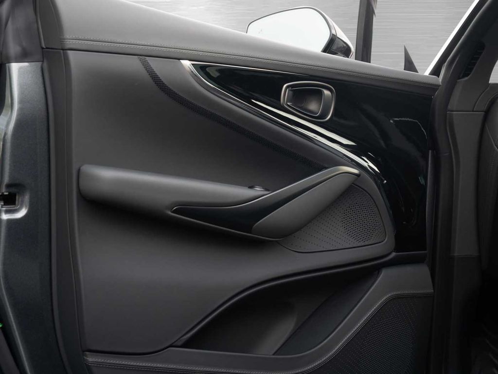 Aston Martin DBX 2025