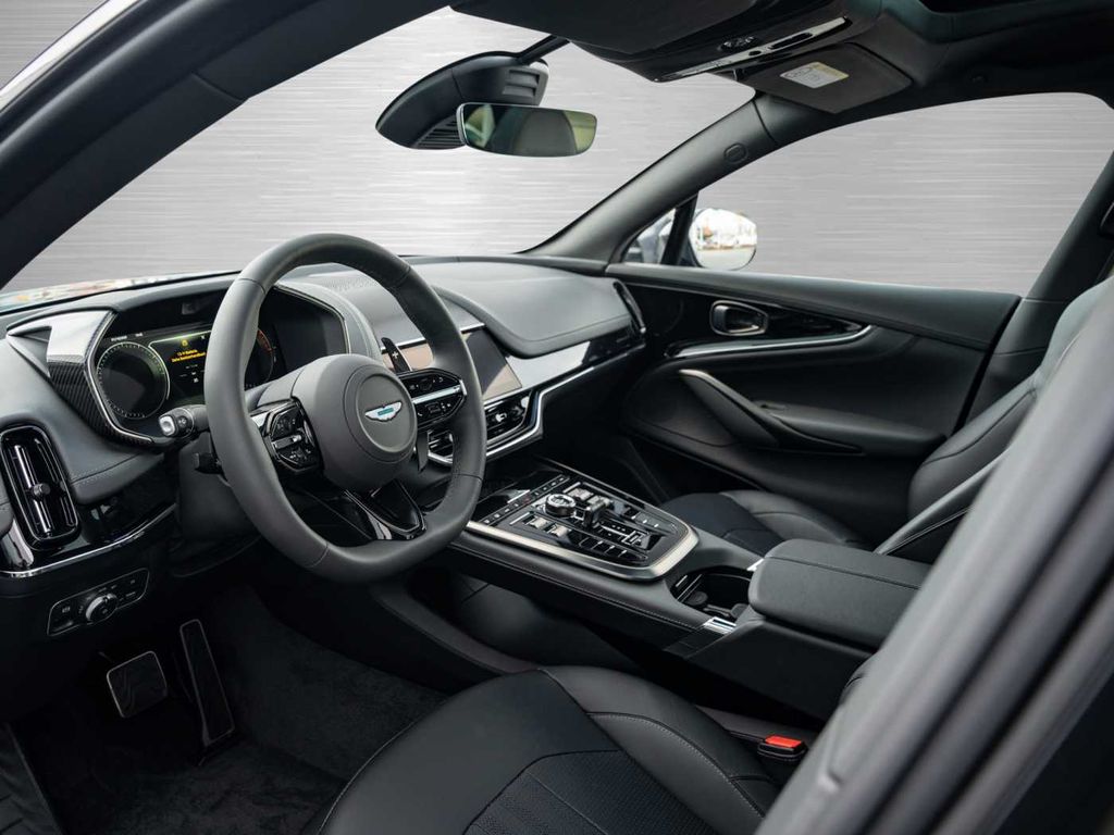 Aston Martin DBX 2025