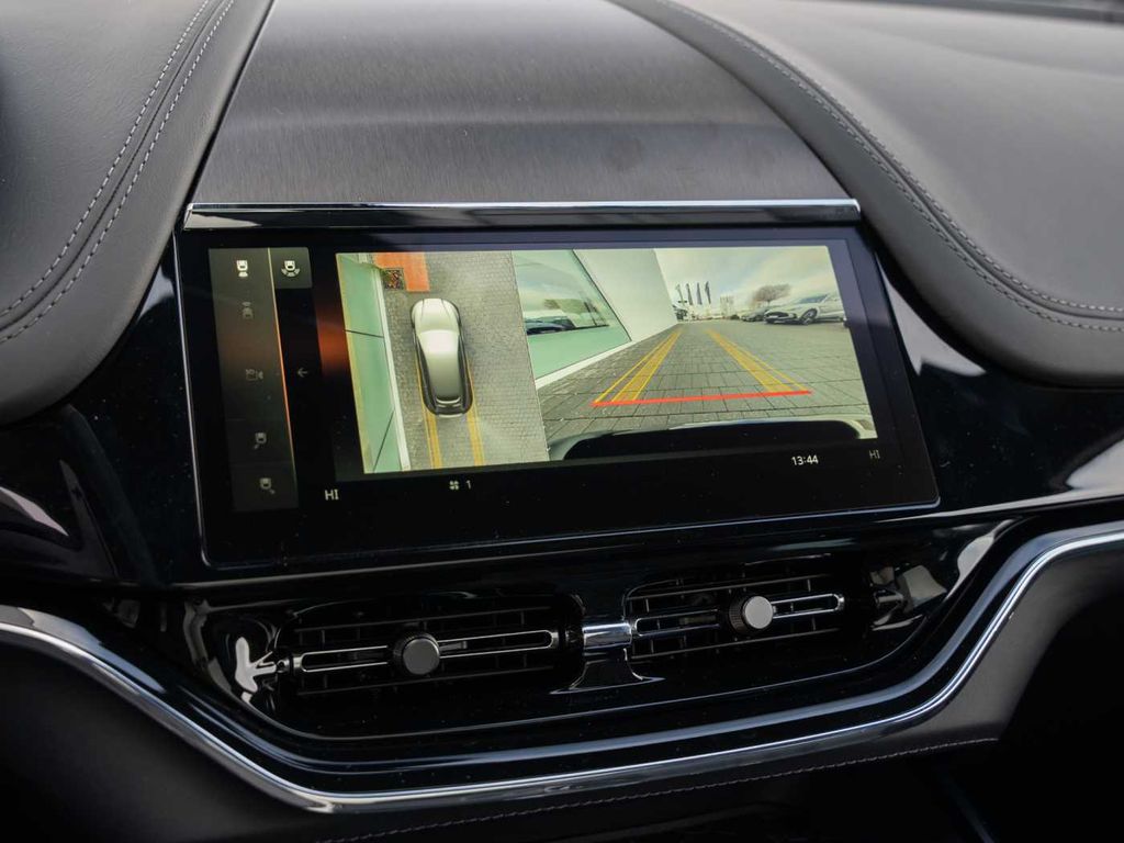 Aston Martin DBX 2025