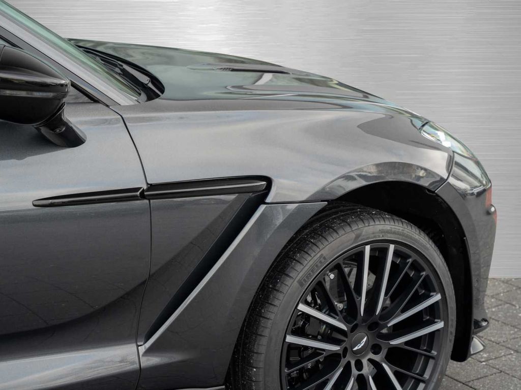 Aston Martin DBX 2025