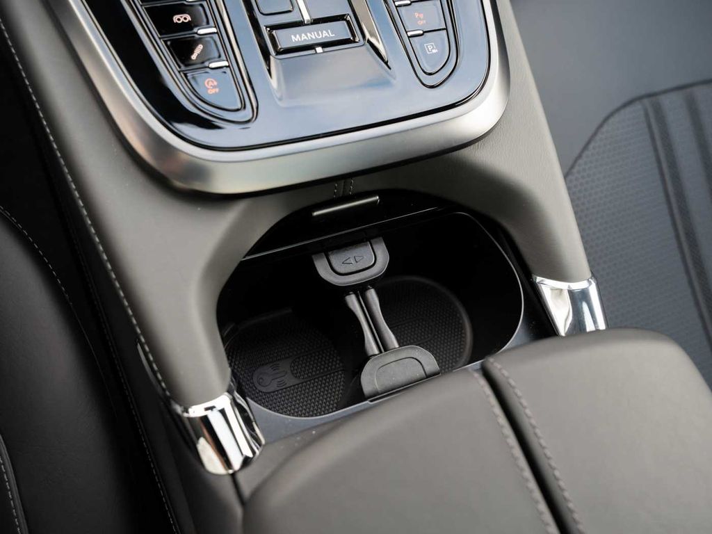 Aston Martin DBX 2025