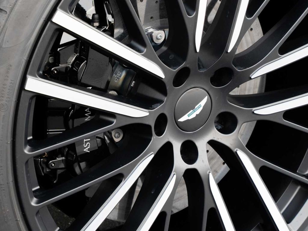 Aston Martin DBX 2025