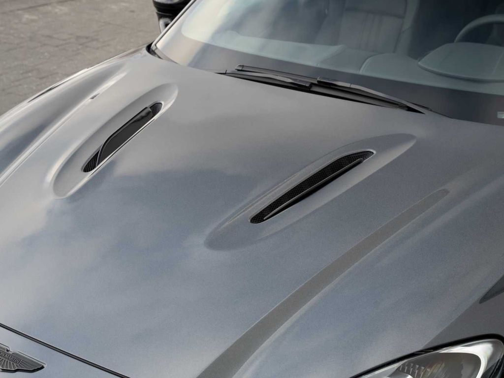 Aston Martin DBX 2025
