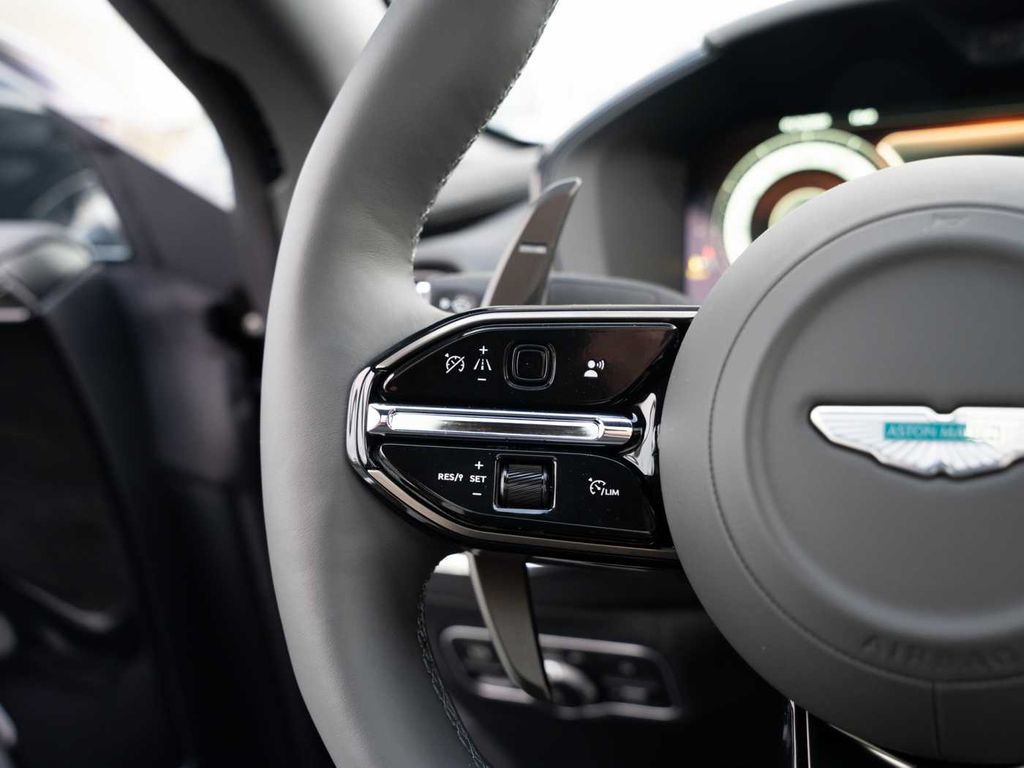 Aston Martin DBX 2025