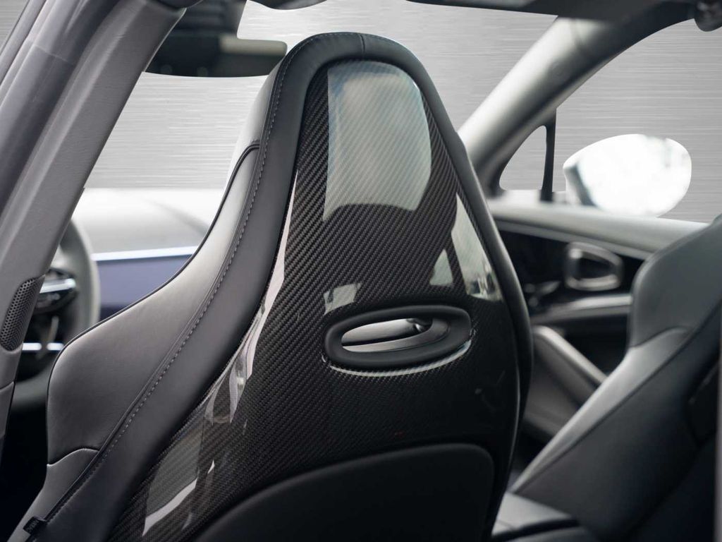 Aston Martin DBX 2025