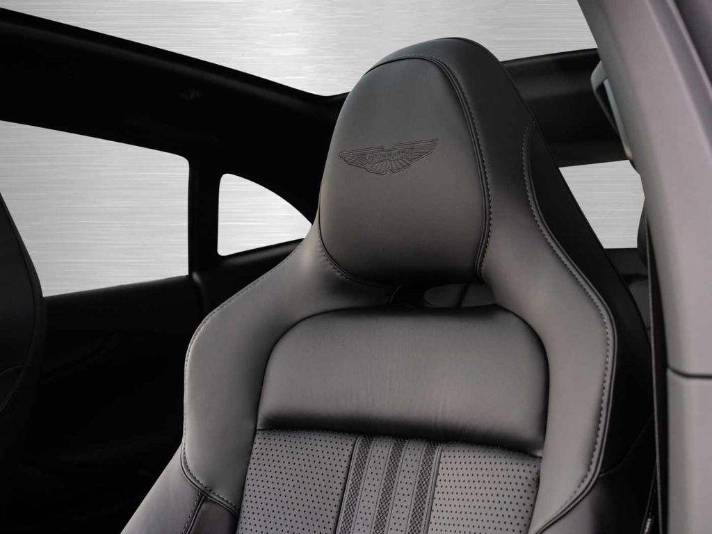 Aston Martin DBX 2025