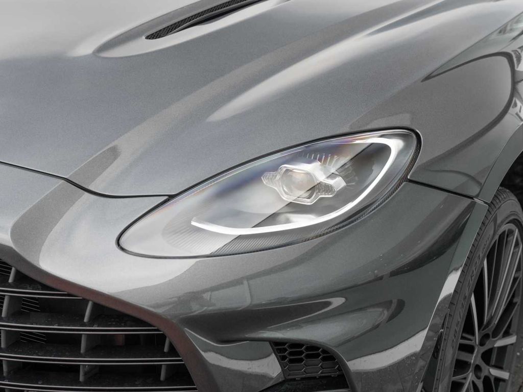 Aston Martin DBX 2025