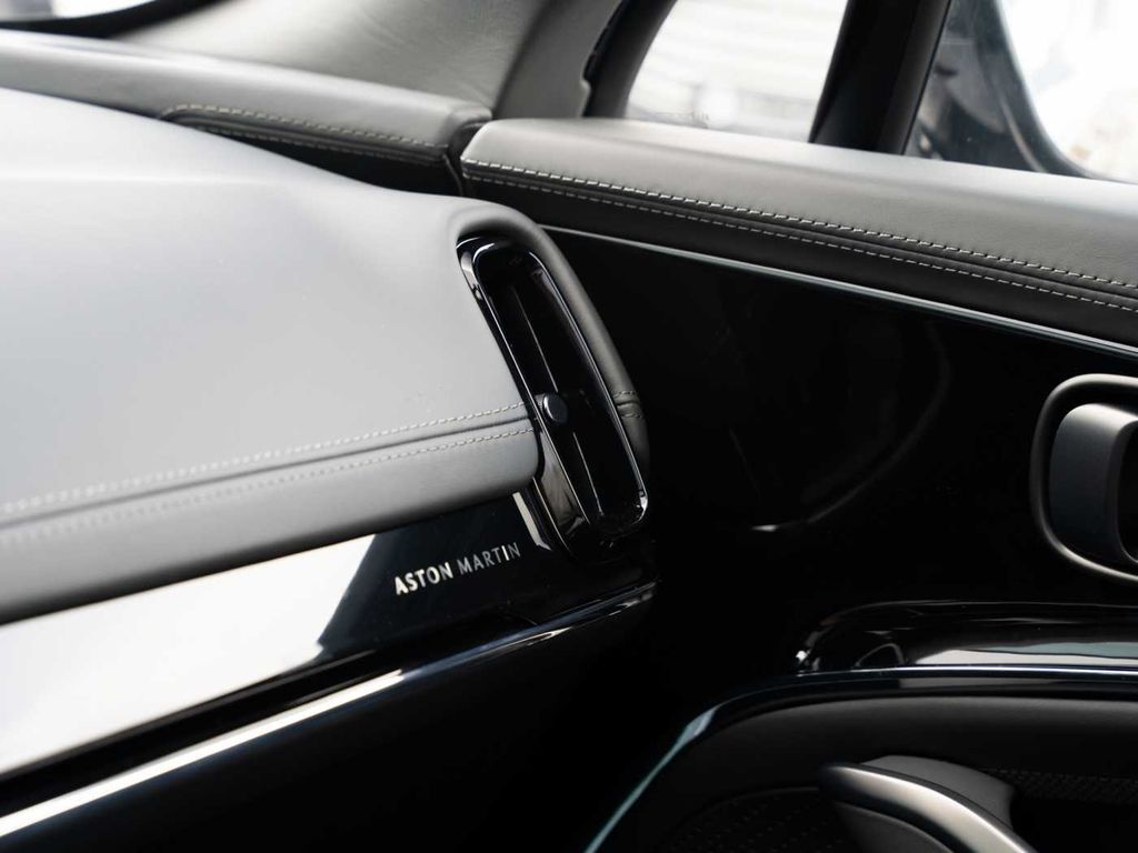 Aston Martin DBX 2025