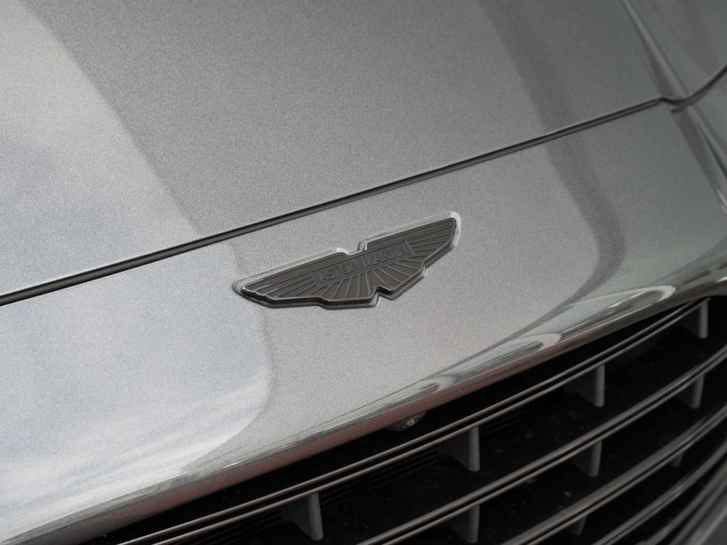 Aston Martin DBX 2025