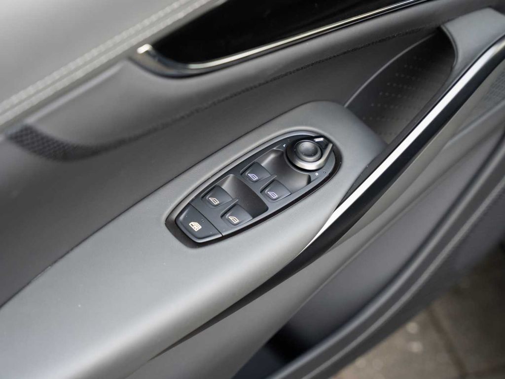 Aston Martin DBX 2025