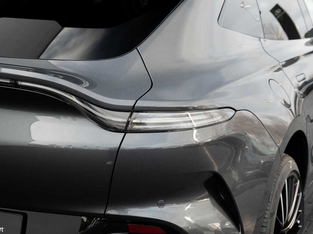 Aston Martin DBX 2025