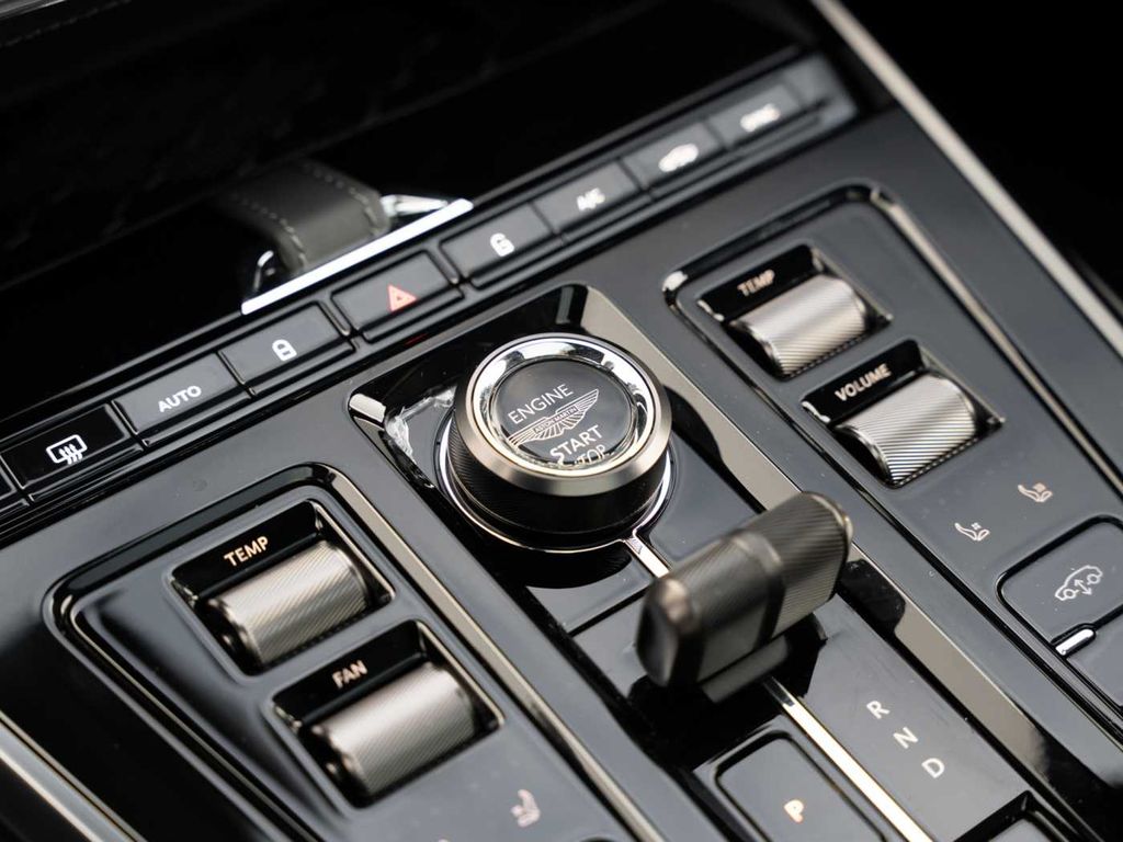 Aston Martin DBX 2025