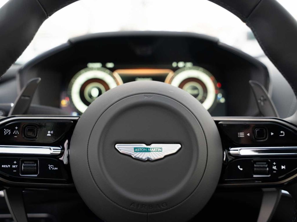 Aston Martin DBX 2025