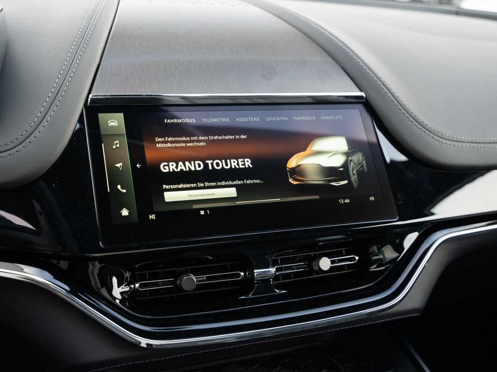 Aston Martin DBX 2025