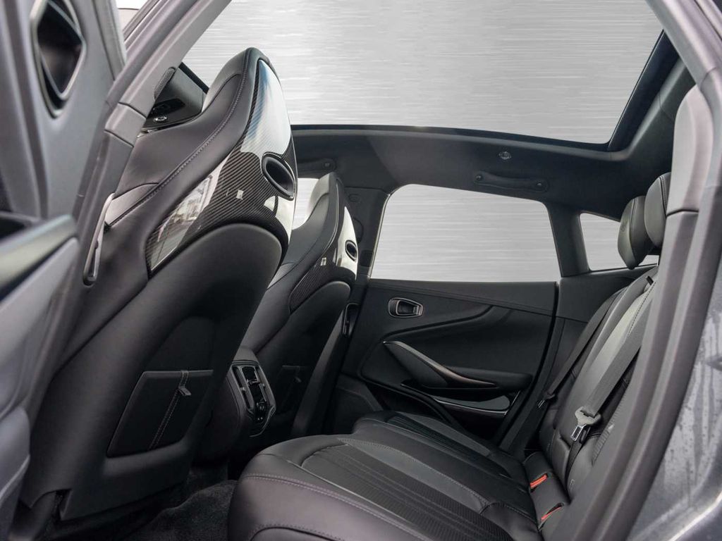 Aston Martin DBX 2025