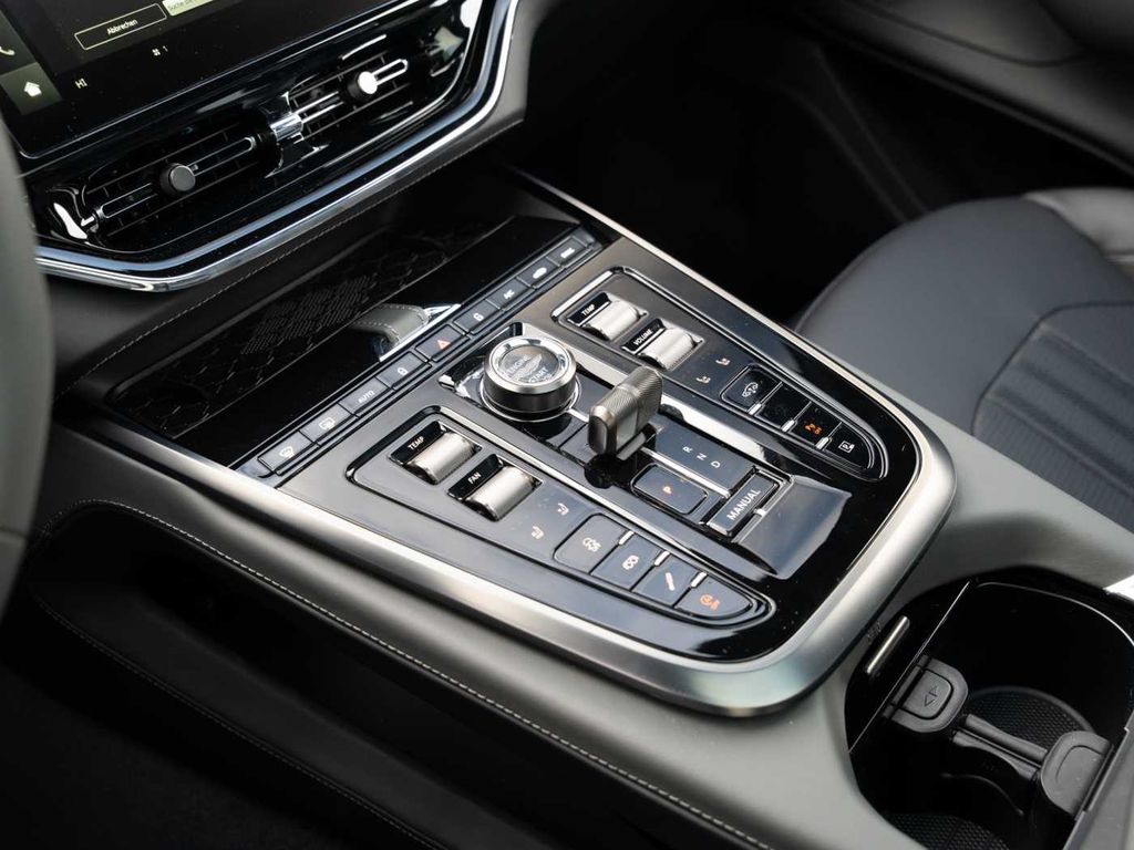 Aston Martin DBX 2025