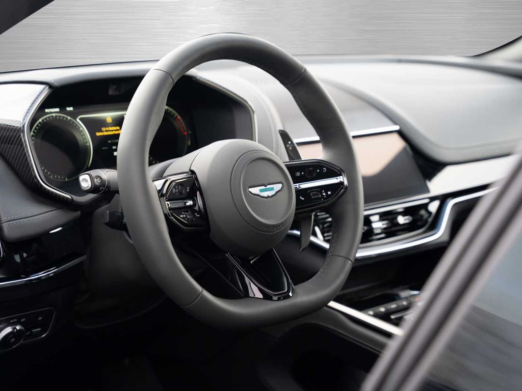 Aston Martin DBX 2025