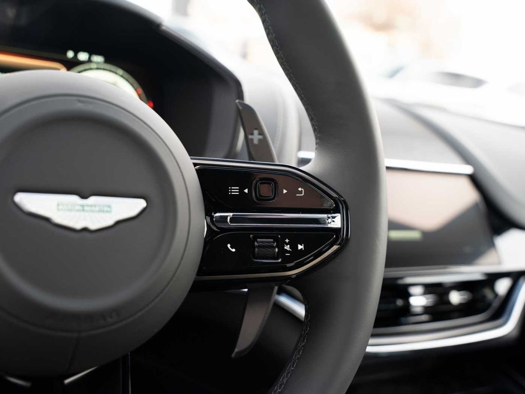 Aston Martin DBX 2025