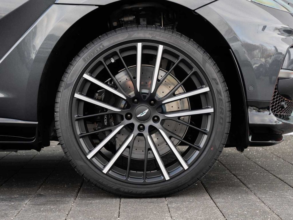 Aston Martin DBX 2025