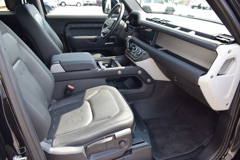 Land Rover Defender 2024