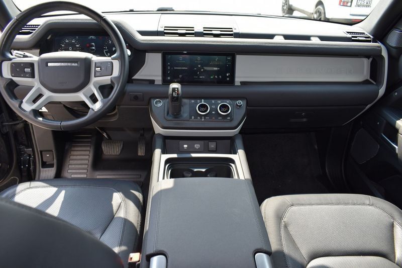 Land Rover Defender 2024