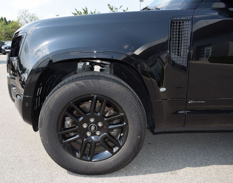 Land Rover Defender 2024
