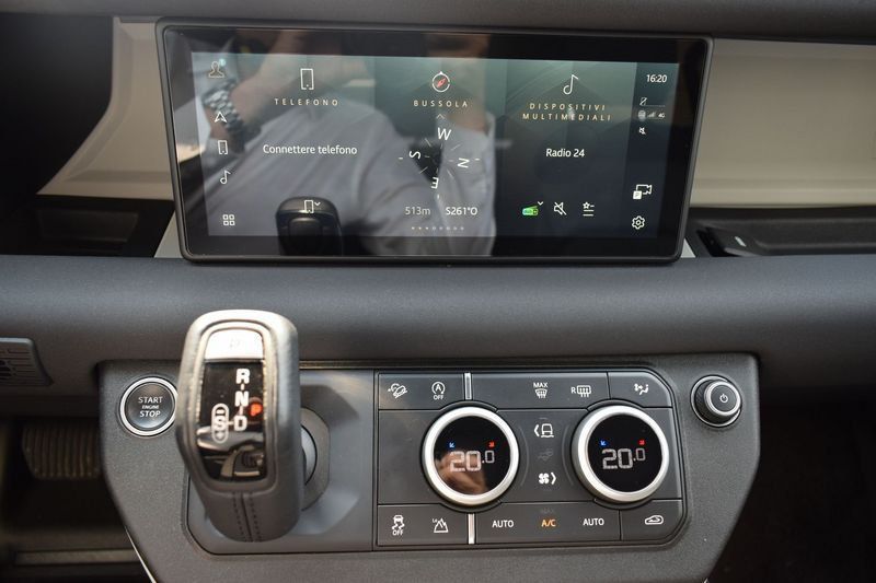 Land Rover Defender 2024