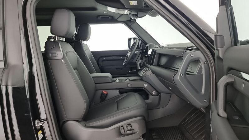 Land Rover Defender 2025