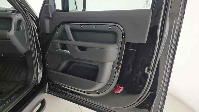 Land Rover Defender 2025