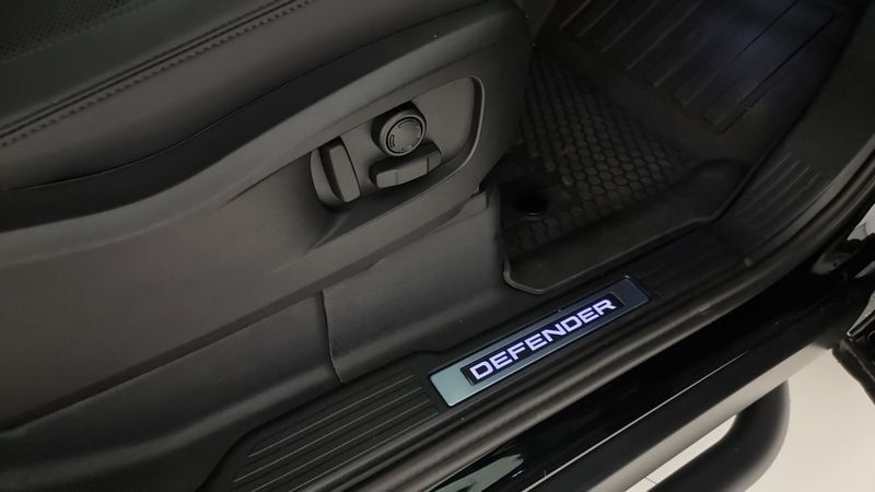 Land Rover Defender 2025