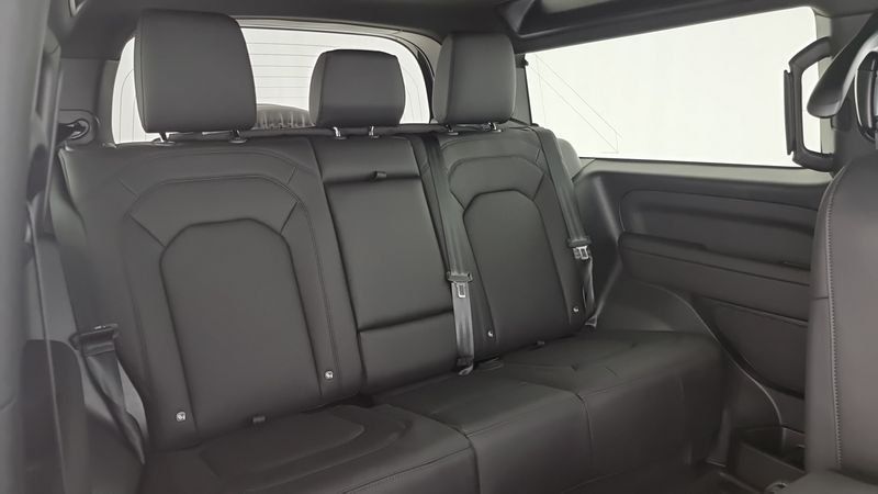 Land Rover Defender 2025