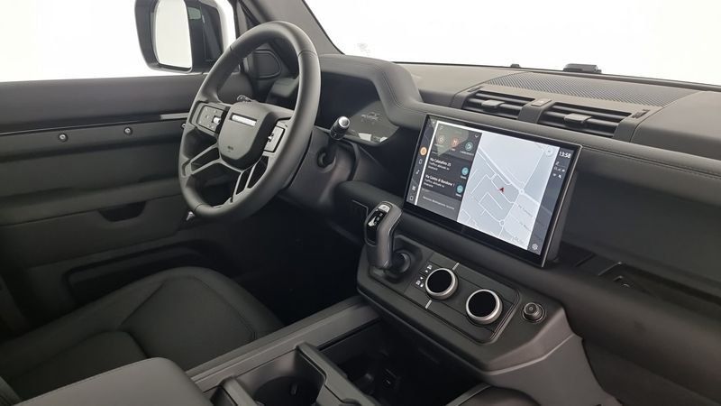 Land Rover Defender 2025