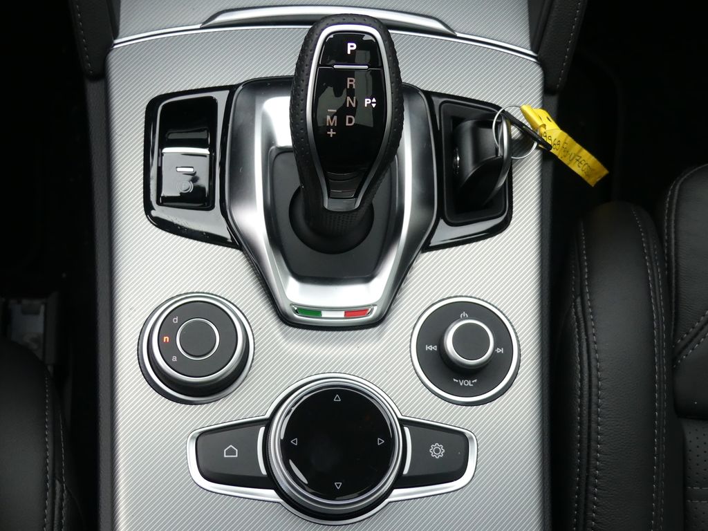 Alfa Romeo Stelvio 2025