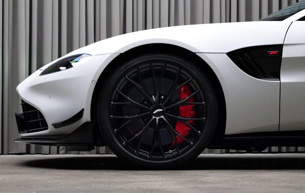 Aston Martin V8 Vantage 2024