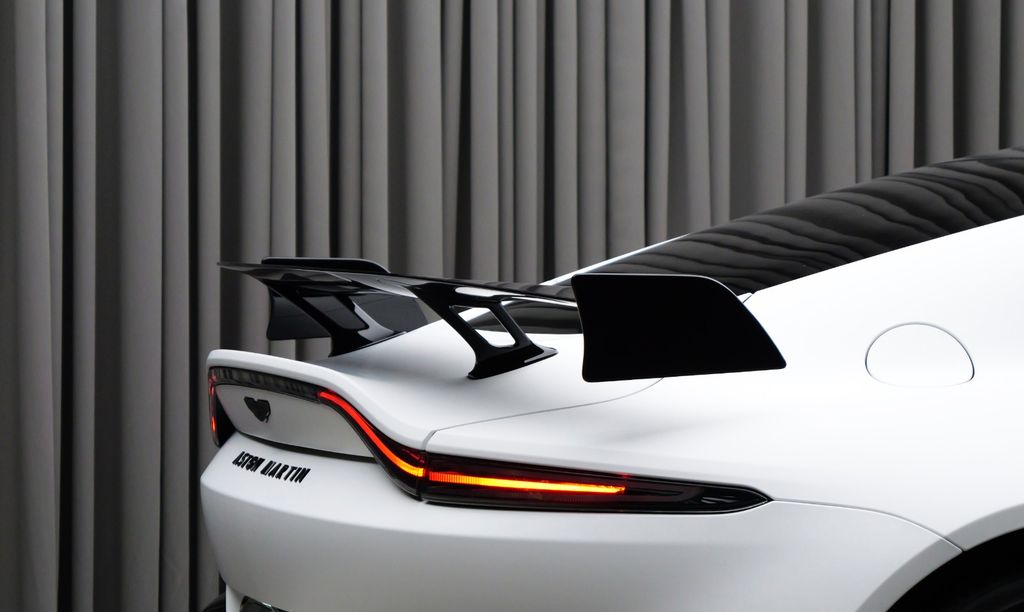 Aston Martin V8 Vantage 2024