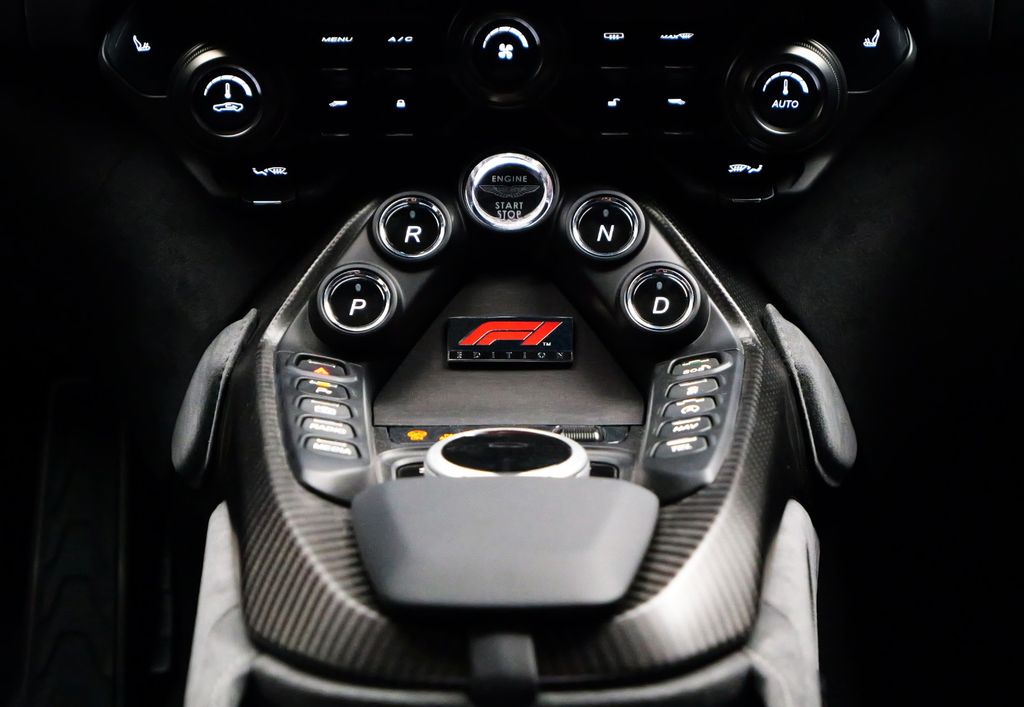 Aston Martin V8 Vantage 2024