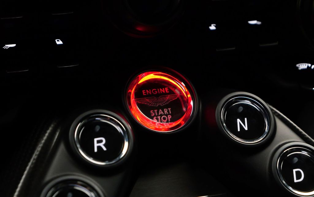 Aston Martin V8 Vantage 2024