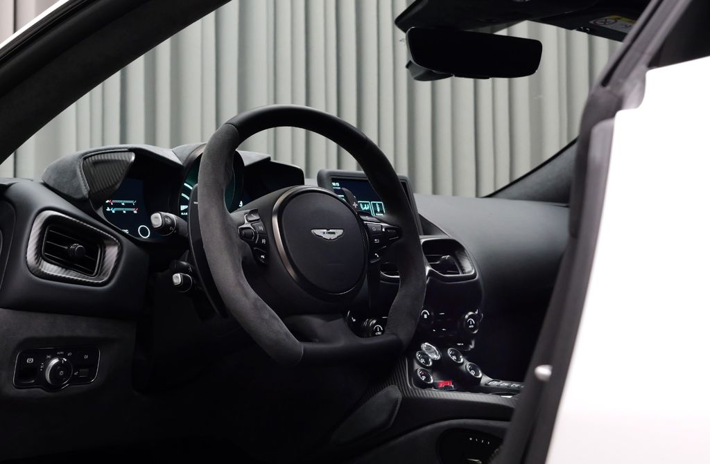 Aston Martin V8 Vantage 2024