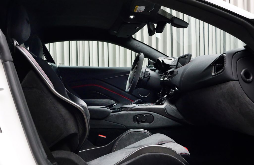 Aston Martin V8 Vantage 2024