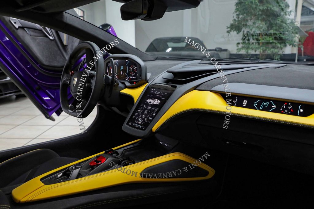Lamborghini Revuelto 2024